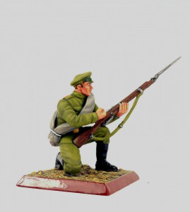 Рядовой 5-го стрелкового полка, на колене — оловянные солдатики AGES